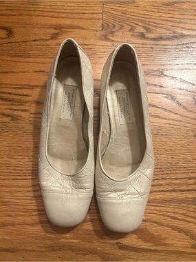 Lord & Taylor Women’s Vintage Cream Sz 7.5 Rounded Toe Preppy Block Kitten Heels
